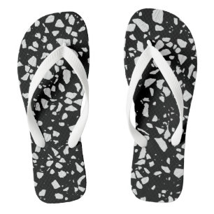 Abstraktes Terrazzo Mosaik Schwarz-Weiß-Muster Flip Flops