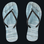 Abstraktes Wasser, Name, Hochzeit der Brautjungfra Flip Flops<br><div class="desc">Diese personalisierte, komfortable Bridesmaid Flip Flops sind ein einfaches, elegantes und elegantes Geschenk für Mitglieder des Brautparty - Bride, Bridesmaid, Trauzeugin ... Sie ergänzen die Festlichkeiten Ihres Hochzeitstages, Junggeselinnen-Abschieds oder anderer Feierlichkeiten. Großartig am Strand! Einfache Anpassung von Namen und Titel. Original abstraktes Foto einer Reflexion im Wasser von Marcia Socolik....</div>