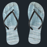 Abstraktes Wasser, Name, Hochzeit der Brautjungfra Flip Flops<br><div class="desc">Diese personalisierte, komfortable Bridesmaid Flip Flops sind ein einfaches, elegantes und elegantes Geschenk für Mitglieder des Brautparty - Bride, Bridesmaid, Trauzeugin ... Sie ergänzen die Festlichkeiten Ihres Hochzeitstages, Junggeselinnen-Abschieds oder anderer Feierlichkeiten. Großartig am Strand! Einfache Anpassung von Namen und Titel. Original abstraktes Foto einer Reflexion im Wasser von Marcia Socolik....</div>