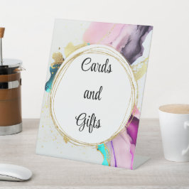 Abstraktes Zeichen aus Marmor Sockelschild