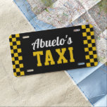 Abuelos Taxi | Funny Custom Grandpa Nickname US Nummernschild<br><div class="desc">Nimmt Opa seine Enkel in der Schule ab oder fährt er sie zu und von Aktivitäten? Mit diesem lustigen Führerschein mit dem "Abuelo's Taxi" in gelb-weiß Schrift mit karierten Taxibildern offiziell machen. Passen Sie auf Wunsch mit seinem bevorzugten Großvater Nickname an.</div>