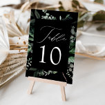 Abundant Greenery Wedding Tischnummer<br><div class="desc">Elegante,  botanische Hochzeitskarten mit der Tischnummer,  die in einem rechteckigen Rahmen eingebettet ist,  umgeben von Eukalyptus,  Farne und anderen üppigen Grünpflanzen mit schwarzem Hintergrund. Personalisieren Sie die Nummer für jede Tischkarte und fügen Sie sie Ihrem Warenkorb hinzu. Entworfen,  um sich mit unserer Hochzeitskollektion "Abundant Greenery" abzustimmen.</div>
