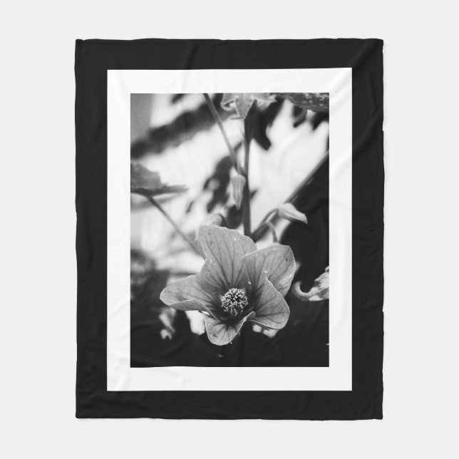 Abutilon Pictum Black and White Floral Fotografy Fleecedecke (Vorderseite)