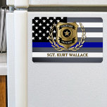Abzeichen der Polizei in Thin Blue Line Personalis Magnet<br><div class="desc">Der personalisierte Kühlschrankmagnet des lustigen Polizisten. Gold polizeiliches Abzeichen mit Ihrer Stadtnamensabteilung,  Ihrem Rang und Namen über der klassischen dünnen blauen Linie Polizeiflagge.</div>