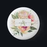 Abzeichen für die Bezeichnung von Peony and Gold F Button<br><div class="desc">Dieses individuell anpassbare Abzeichen wurde entwickelt, um sich mit unserer Peony Bloom Monogram Kollektion abzustimmen. Es zeichnet sich durch üppige Rosa- und Goldpeony-Blume mit grünem Blattwerk aus. Für eine erweiterte Anpassung dieses Designs, z.B. das Ändern des Layouts, des Schriftartes oder der Textgröße, klicken Sie bitte auf den obigen Button "KENNEN"....</div>