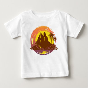 Abzeichen mit tropischer Vulkanlandschaft und Palm Baby T-shirt