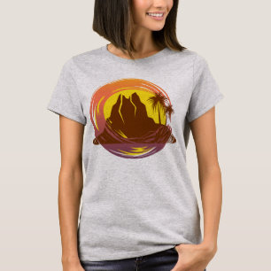 Abzeichen mit tropischer Vulkanlandschaft und Palm T-Shirt