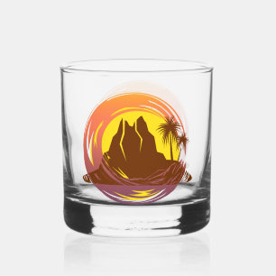 Abzeichen mit tropischer Vulkanlandschaft und Palm Whiskyglas