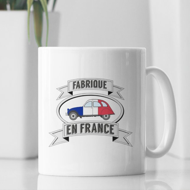 Abzeichen Oldtimer 2cv fabrique en France Kaffeetasse (2CV Mug in Black with a Red White Blue Deux Chevaux Illustration)