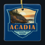 Acadia Nationalpark Illustration Retro Abzeichen Keramikornament<br><div class="desc">Acadia Vektorgrafik Design. Der Acadia Nationalpark liegt hauptsächlich auf der Mount-Wüsteninsel Maine. Die Landschaft ist geprägt von Wäldern,  felsigen Stränden und gletschergeschmückten Granitgipfeln wie dem Cadillac Mountain.</div>