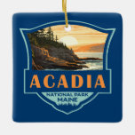 Acadia Nationalpark Illustration Retro Abzeichen Keramikornament<br><div class="desc">Acadia Vektorgrafik Design. Der Acadia Nationalpark liegt hauptsächlich auf der Mount-Wüsteninsel Maine. Die Landschaft ist geprägt von Wäldern,  felsigen Stränden und gletschergeschmückten Granitgipfeln wie dem Cadillac Mountain.</div>