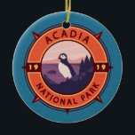Acadia Nationalpark Puffin Retro Kompass Emblem Keramik Ornament<br><div class="desc">Acadia Vektorgrafik Design. Der Acadia Nationalpark liegt hauptsächlich auf der Mount-Wüsteninsel Maine. Die Landschaft ist geprägt von Wäldern,  felsigen Stränden und gletschergeschmückten Granitgipfeln wie dem Cadillac Mountain.</div>
