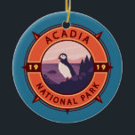 Acadia Nationalpark Puffin Retro Kompass Emblem Keramik Ornament<br><div class="desc">Acadia Vektorgrafik Design. Der Acadia Nationalpark liegt hauptsächlich auf der Mount-Wüsteninsel Maine. Die Landschaft ist geprägt von Wäldern,  felsigen Stränden und gletschergeschmückten Granitgipfeln wie dem Cadillac Mountain.</div>