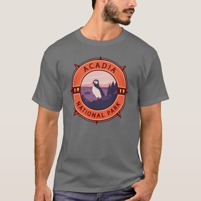 Acadia Nationalpark Puffin Retro Kompass Emblem T-Shirt (Vorderseite)
