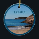 Acadia Sand Beach Nationalpark Maine Keramik Ornament<br><div class="desc">Acadia Sand Beach Nationalpark Maine Ornament. Die erste Haltestelle der Acadia Nationalpark Loop ist Sand Beach. Personalisieren Sie dieses wunderschöne Bild mit Ihrem Familiennamen und dem Jahr, in dem Sie das Bild besucht haben. Sie können auch das vordere Foto mit einem Ferien-Foto ändern, und das schöne Acadia-Bild wird auf der...</div>