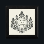Acanthus & Antiquity, Hochzeitsdesign, Erinnerungskiste<br><div class="desc">Hochzeitsdesign-Kollektion, die zeitlose Eleganz mit aufwändigen Details verbindet. Mit verzierten Motiven, vergoldeten und schwarzen filigranen Blätter und üppigen Akanthus- schafft diese Kollektion eine luxuriöse Atmosphäre. Jedes Stück ist in einer raffinierten "Cannoli Cream"-Kulisse aus Pantone gefertigt und strahlt Eleganz und Vintagen Charme aus. Ideal für Paare, die in ihrer Hochzeitsdekoration, Schreibwaren...</div>