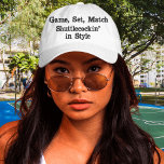 Ace the Style Game - bestickter Badminton Hat Bestickte Baseballkappe<br><div class="desc">Treten Sie mit unserem exklusiven Ace the Style Game Embroided Badminton Hat sicher und Flair auf den Platz ein. Dieser weiße Premium-Hut, der für Sportbegeisterte konzipiert wurde, besticht durch eine kühne Aussage, die "Game, Set, Match - Shuttlecockin" im Stil lautet und den Badminton-Geist perfekt einfängt. Die hochwertige Stickerei sorgt für...</div>
