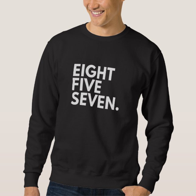 ACHT FÜNF SIEBENER Bereichscode 857 Boston MA Mass Sweatshirt (Vorderseite)
