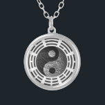 Acht Trigrams Yin Yang Prägen Ähnlicher Drache Versilberte Kette<br><div class="desc">Balance,  Energie und guter Feng-shui sind mit Ihnen,  wohin Sie mit diesem Geschenk des prägeartigen Drachen des Schwarzen und des Silber yin Yang-Symbols gehen,  die durch die acht Trigrams eingekreist werden.</div>