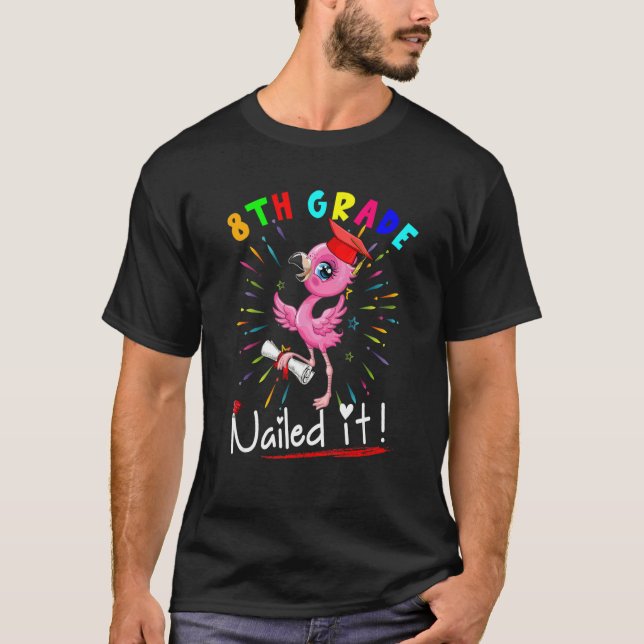 Achte Grade Nails It Flamingo Student Abschluss T-Shirt (Vorderseite)