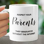 Achten Sie auf das Angebot Ihrer Eltern Kaffeetasse<br><div class="desc">Humoristisches Zitat "Respektieren Sie Ihre Eltern,  sie haben ohne das Internet studiert" auf dieser Tasse macht Spaß für sich selbst oder Geschenk an einen Freund.</div>