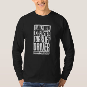 Achten Sie auf erschöpften Gabelstaplerfahrer, der T-Shirt