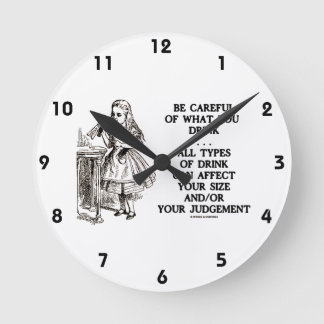 Achten Sie darauf, was Sie trinken Wunderland Runde Wanduhr
