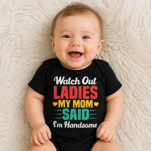 Achtung Ladys, meine Mutter sagt, ich bin hübsch   Baby Strampler