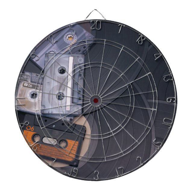 Achtzigerjahre Retro Kassetten-Bänder und Dartscheibe (vorne)