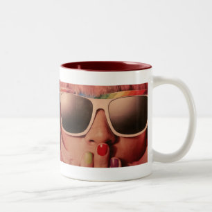 Achtziges Retro-Modemädchen Zweifarbige Tasse