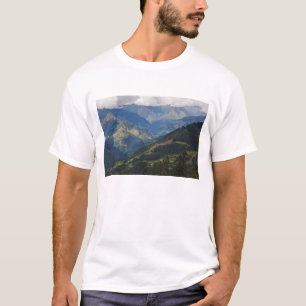 Ackerland und Dorf im Himalaja T-Shirt