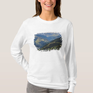Ackerland und Dorf im Himalaja T-Shirt