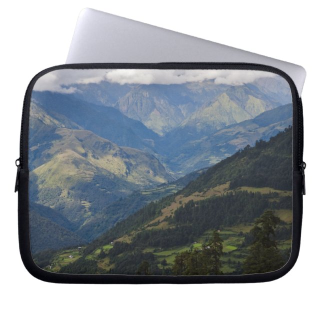 Ackerland und Dorf im Himalaya Laptopschutzhülle (Vorderseite)
