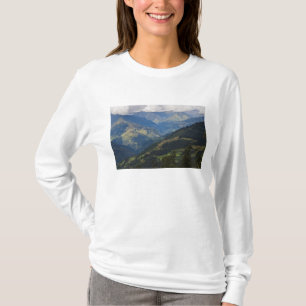 Ackerland und Dorf im Himalaya T-Shirt