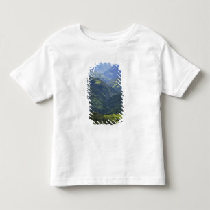 Ackerland und Himalaja-Wald im Mangdue-Tal Kleinkind T-shirt