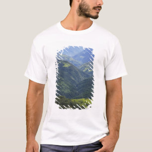 Ackerland und Himalaja-Wald im Mangdue-Tal T-Shirt