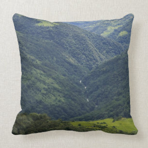 Ackerland und Himalaya-Wald im Mangdue-Tal Kissen