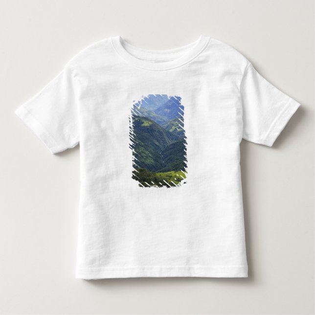 Ackerland und Himalaya-Wald im Mangdue-Tal Kleinkind T-shirt (Vorderseite)