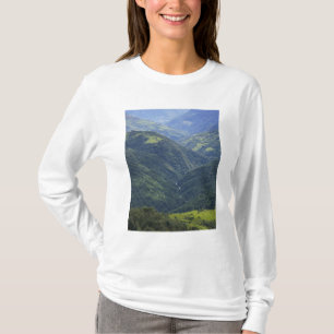 Ackerland und Himalaya-Wald im Mangdue-Tal T-Shirt