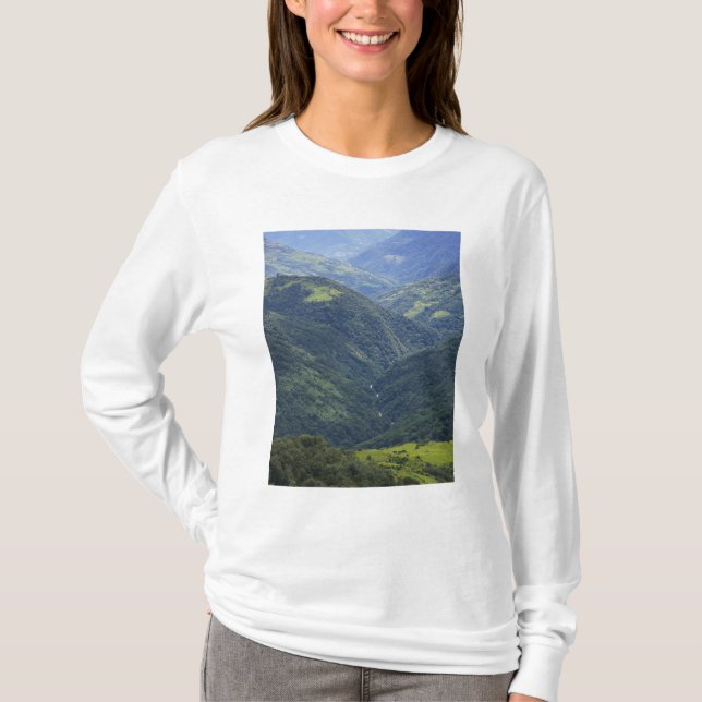 Ackerland und Himalaya-Wald im Mangdue-Tal T-Shirt (Vorderseite)