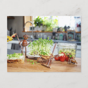 Acorn elf erntet grüne Kräuter in der Küche Postkarte