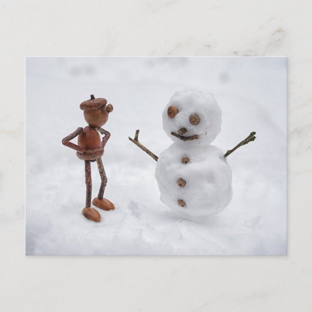 Acorn Elf macht einen Schneemann Winterpostkarte Postkarte (Vorderseite)