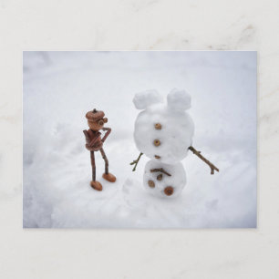 Acorn Elf macht einen Schneemann Winterpostkarte Postkarte