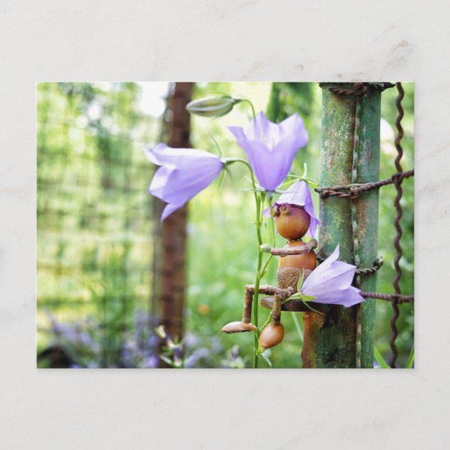 Acorn Elf mit blauen Glocken Blume Sommer Postkarte (Vorderseite)