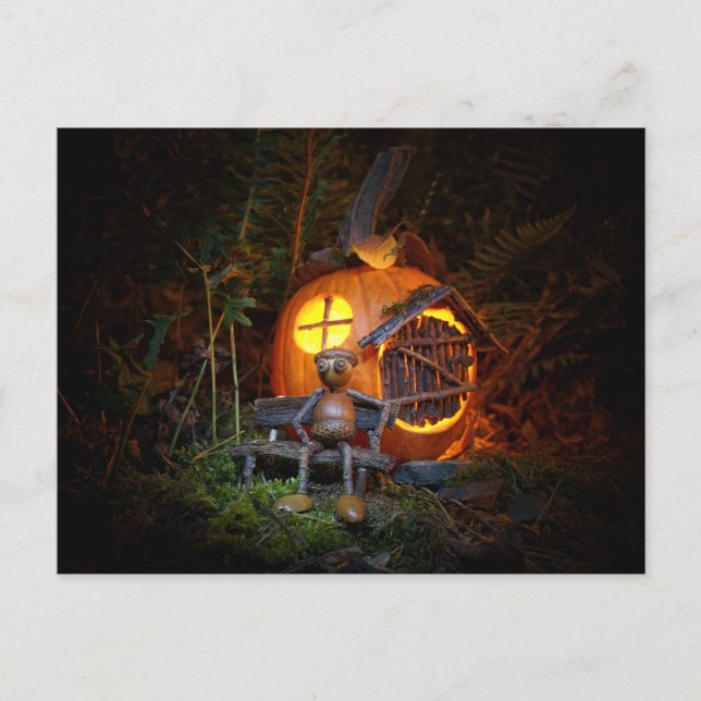 Acorn elf sitzt vor dem Kürbishaus Postkarte (Vorderseite)