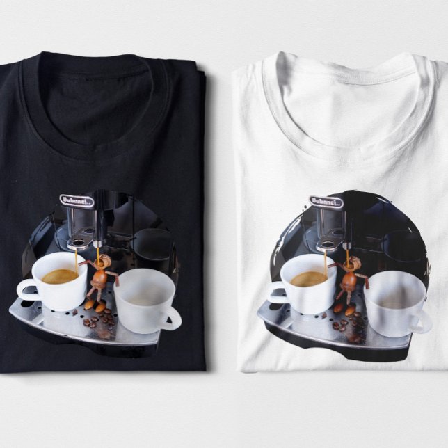 Acorn Elf trinken Kaffee direkt von Kaffeemaschine T-Shirt (Von Creator hochgeladen)