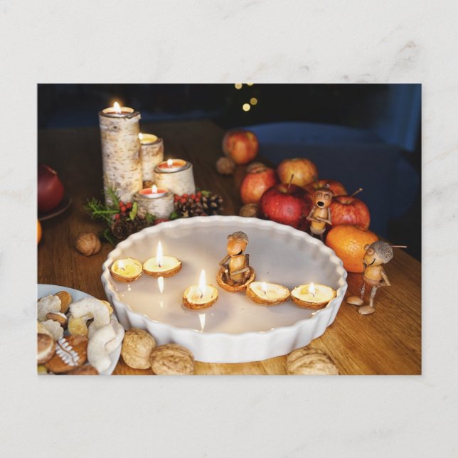 Acorn-Elfen befolgen Weihnachtsüberlieferungen Postkarte (Vorderseite)