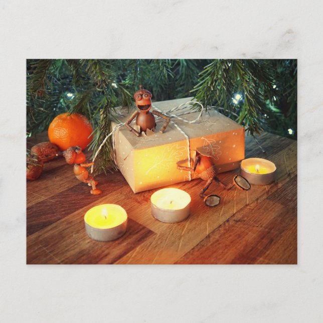 Acorn elves unpacking Christmas gift box  Postkarte (Vorderseite)