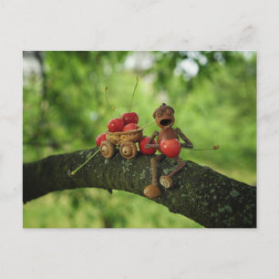 Acornelf frisst Kirschen im Baumsommer Postkarte