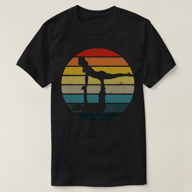 Acroyoga-Silhouette auf einem gestörten Retro-Sonn T-Shirt (Design vorne)